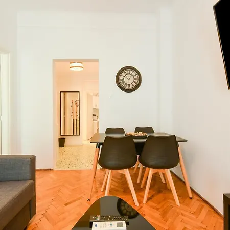 Center Comfortable شقة *