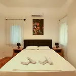 Center Comfortable Salonic